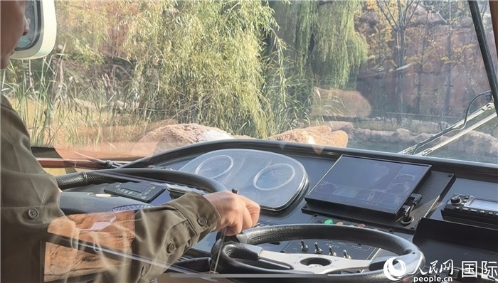 鄭州銀基動(dòng)物王國水陸兩棲觀光車駕駛室。人民網(wǎng) 謝瑩攝