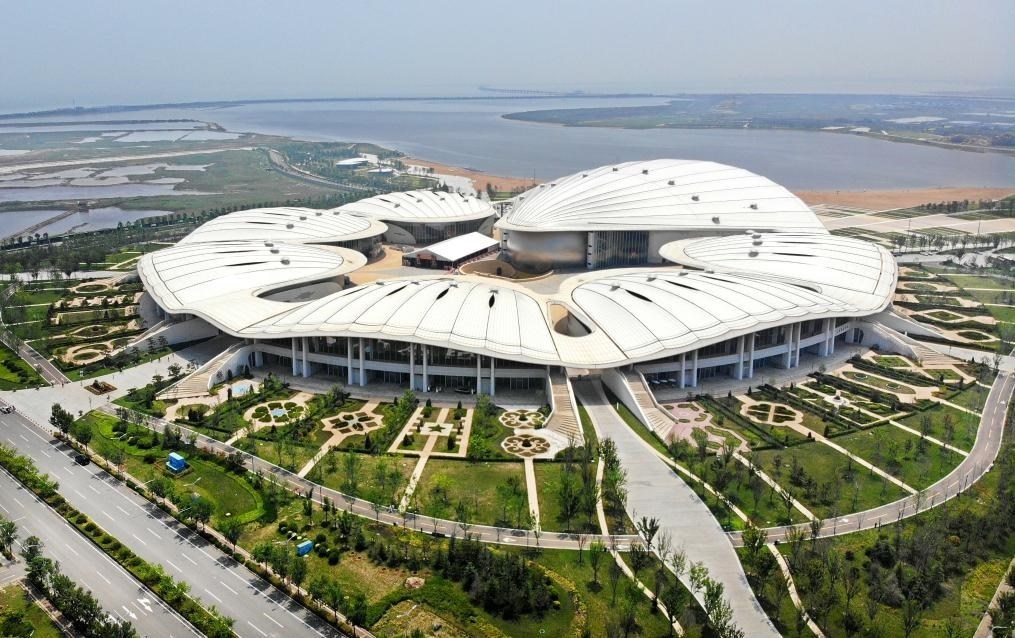 位于中國—上海合作組織地方經(jīng)貿(mào)合作示范區(qū)的青島·上合之珠國際博覽中心（2024年7月18日攝，無人機(jī)照片）。新華社記者李紫恒 攝