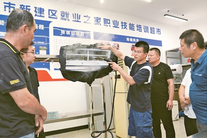 黨的二十屆三中全會(huì)強(qiáng)調(diào)，要健全終身職業(yè)技能培訓(xùn)制度。圖為2024年9月12日一位老師在給學(xué)員進(jìn)行家電清洗技術(shù)培訓(xùn)。 新華社記者 萬(wàn)象/攝