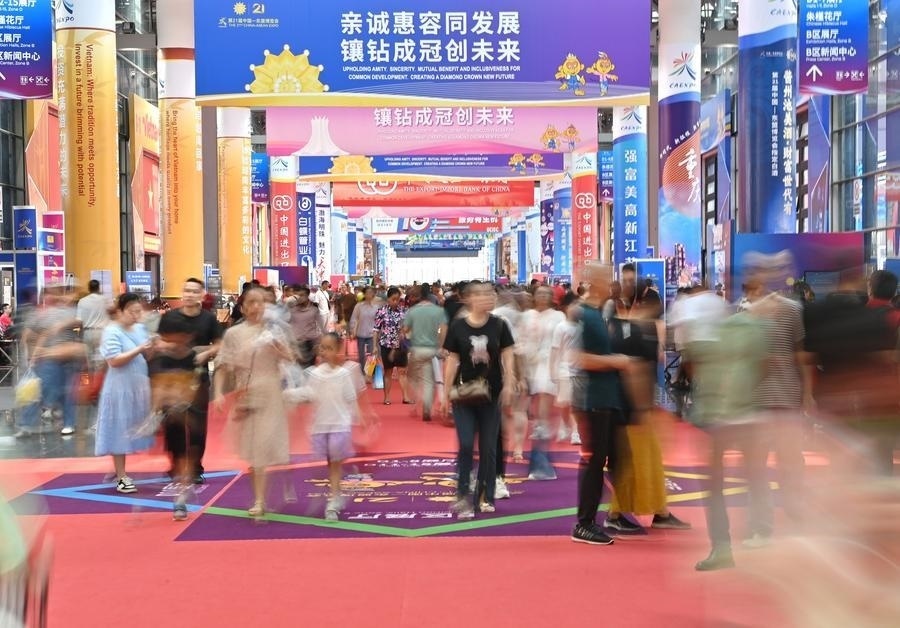 2024年9月28日，觀眾在廣西南寧市舉行的第21屆中國—東盟博覽會(huì)上參觀。新華社記者 周華 攝