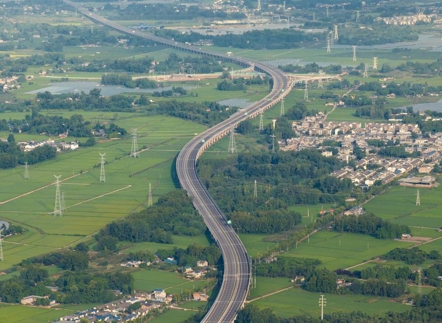 俯瞰四川天府新區(qū)至邛崍高速公路一角（2024年7月2日攝，無人機(jī)照片）。新華社記者 江宏景 攝