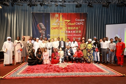 選手、評委、組委會工作人員共同與頒獎嘉賓合影。中國石油非洲公司供圖