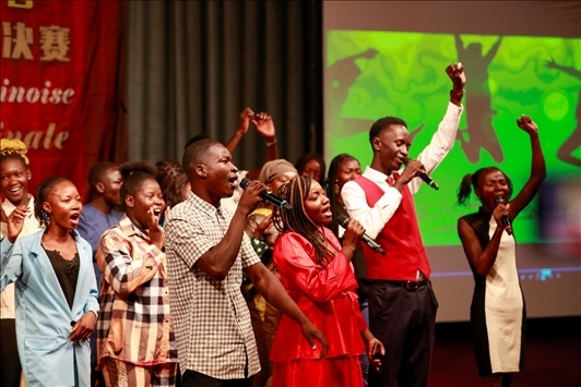 孔子學(xué)院的同學(xué)們演唱中文歌曲《明天會更好》。中國石油非洲公司供圖