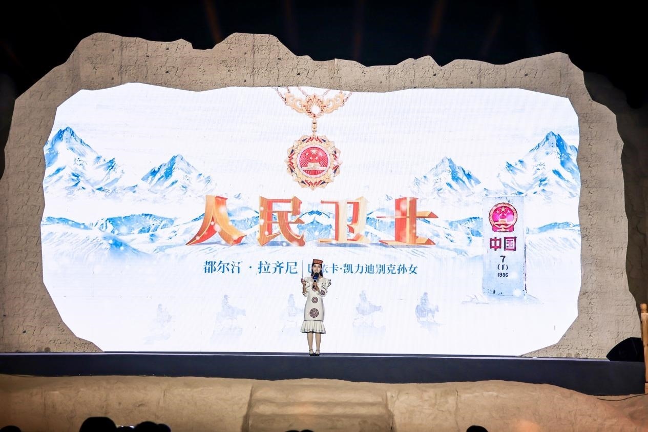 都爾汗·拉齊尼在“何以中國·五星出東方”網(wǎng)絡(luò)主題宣傳活動現(xiàn)場演講。人民視頻供圖