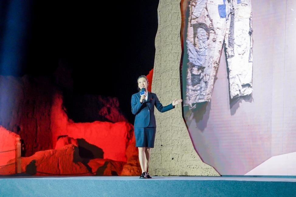 顧晨葉在“何以中國·五星出東方”網(wǎng)絡(luò)主題宣傳活動現(xiàn)場演講。人民視頻供圖