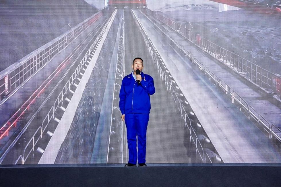 邵旭鵬在“何以中國·五星出東方”網(wǎng)絡(luò)主題宣傳活動現(xiàn)場演講。人民視頻供圖