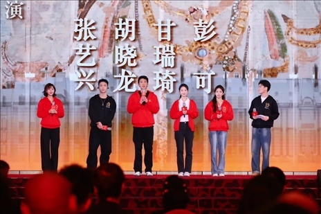 《受到召喚·敦煌》眾演員與現(xiàn)場觀眾互動交流。主辦方供圖