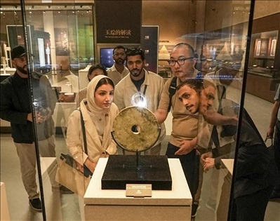 阿聯(lián)酋青年在良渚文化博物院參觀。中國銀行供圖