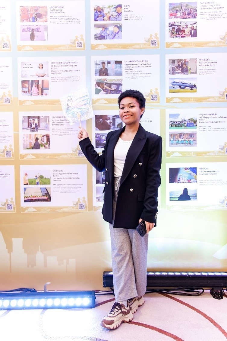 愈靈兒和她的作品合影。主辦方供圖