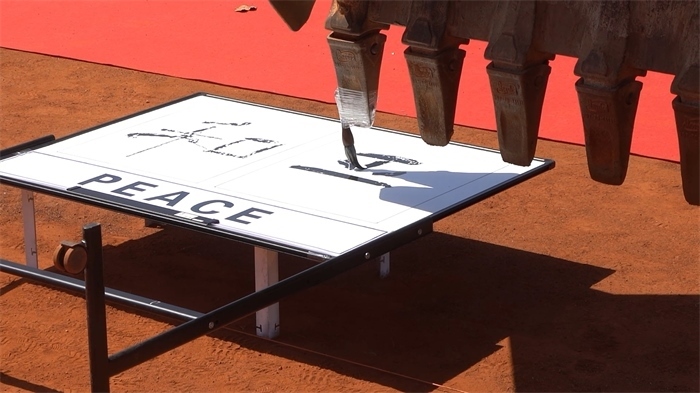 工程機(jī)械表演寫書法。王皓宇攝