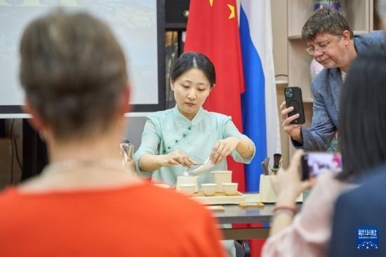 這是11月2日在俄羅斯符拉迪沃斯托克的活動現(xiàn)場拍攝的茶藝表演。新華社發(fā)（郭飛洲攝）