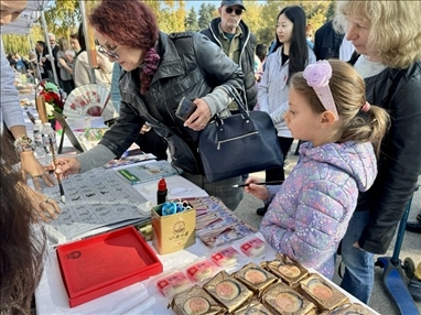 活動現(xiàn)場外賓體驗中國書法。 中國駐保加利亞大使館供圖。