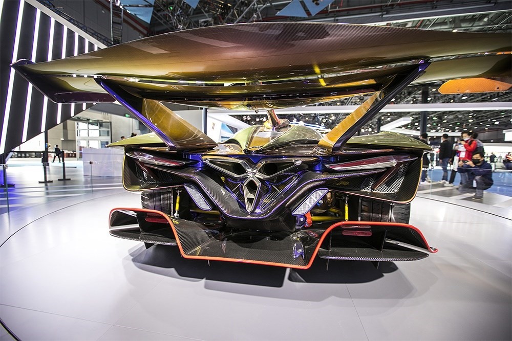 2020年11月5日，上海，來自德國的全球首款全碳纖維跑車亮相進(jìn)博會。該車總重量只有1250KG。