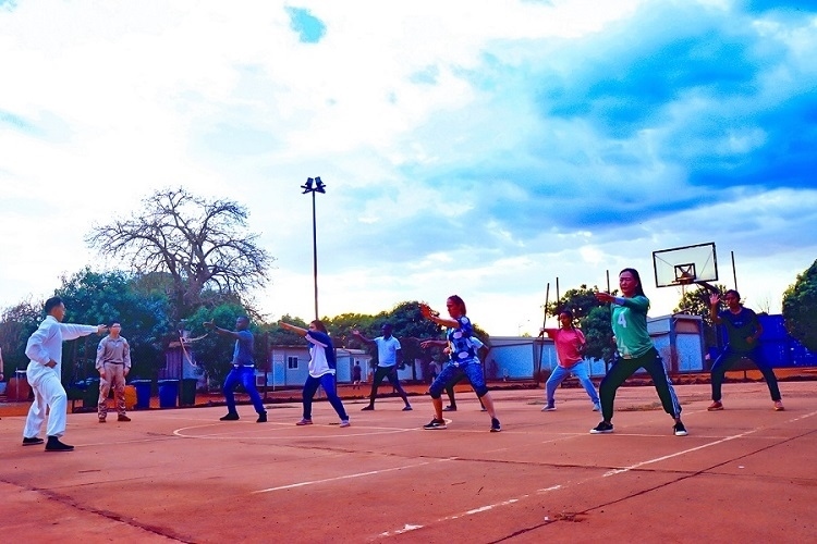 示范標(biāo)準(zhǔn)動作。鄧原淘攝