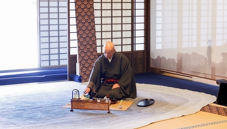 管長近藤博道獻(xiàn)茶