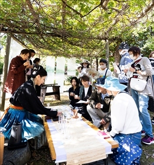 游客們在浙江體驗(yàn)區(qū)品茶。