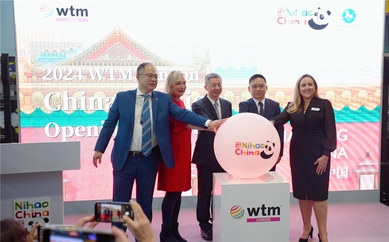 中外嘉賓為中國館開幕點亮水晶球。吳若鳴攝