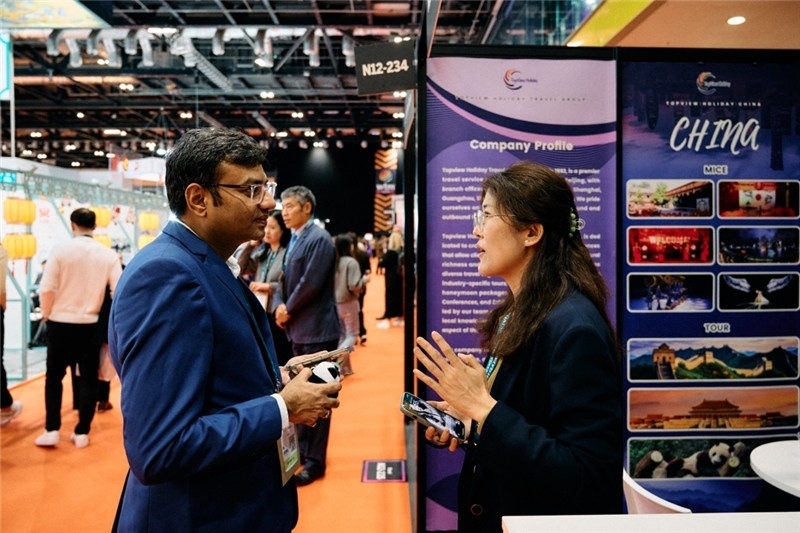 “中國館”展區(qū)現場洽談。 楊浩鵬攝