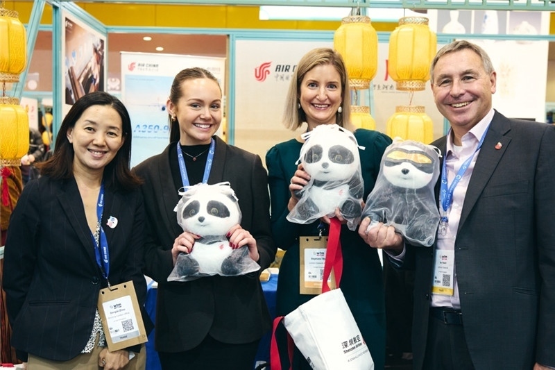 “中國館”展區(qū)現場洽談。 楊浩鵬攝