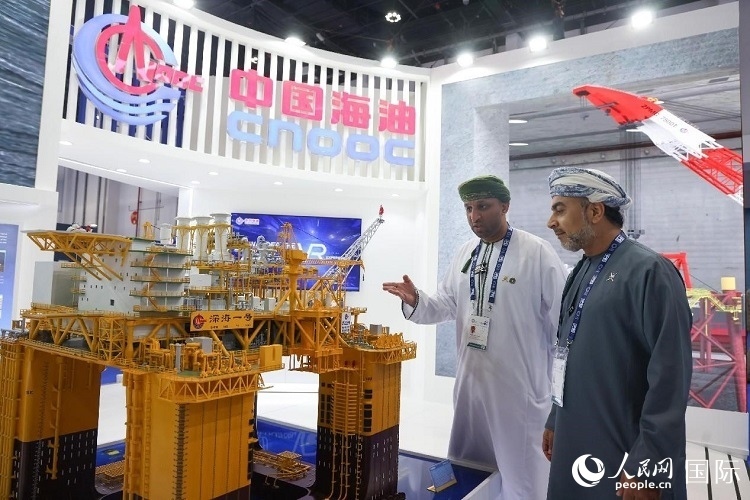 觀眾在中國海油展臺參觀。人民網記者 任皓宇攝