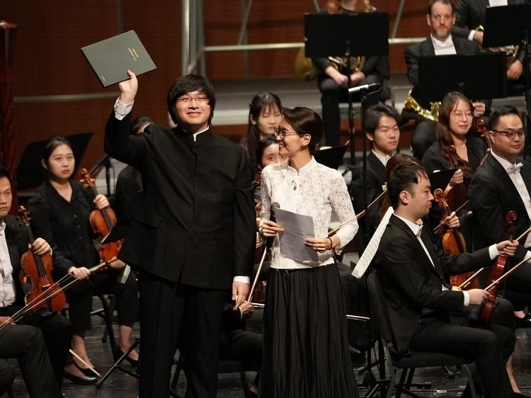 小澤征良向俞潞贈送小澤征爾使用過的《第五交響曲》樂譜。演出方供圖