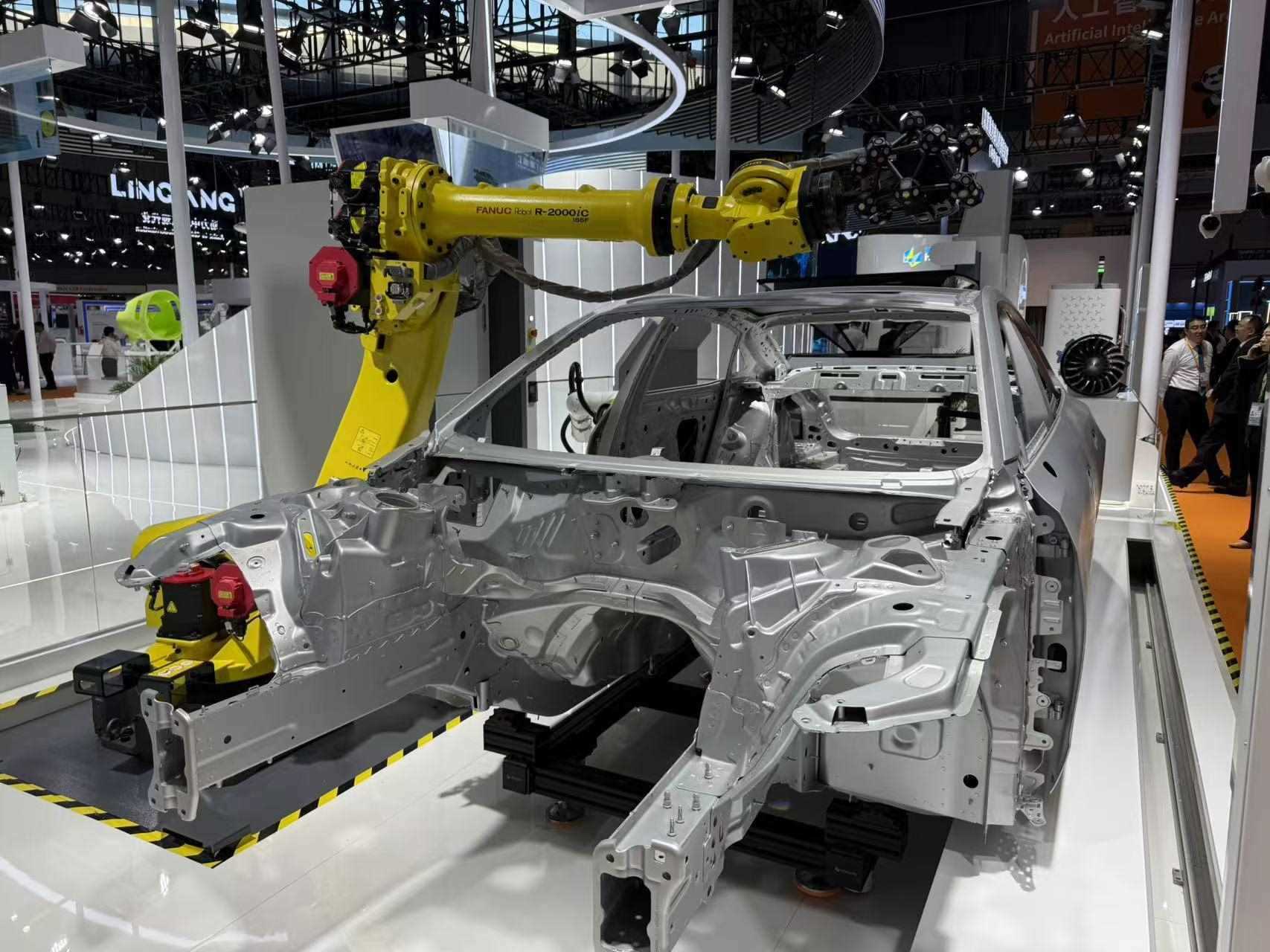 在汽車制造展區(qū)，高精度智能檢測裝備正在模擬檢測汽車車身。人民網(wǎng)記者 王仁宏攝