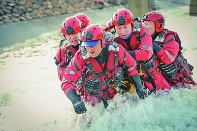  山東省日照市消防救援支隊消防員正在進(jìn)行多人淺灘涉水橫渡訓(xùn)練。圖片由國家消防救援局提供