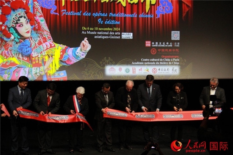 戲劇節(jié)開幕剪彩。人民網(wǎng)記者 尚凱元攝