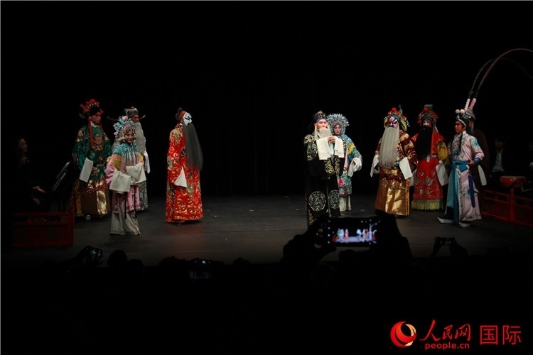 演員向觀眾謝幕。人民網(wǎng)記者 尚凱元攝