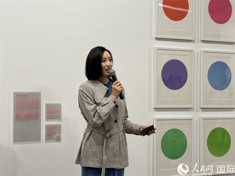 11月8日，今日美術館館長張然在“瑞士經(jīng)典設計展”開幕式上發(fā)表致辭。（人民網(wǎng) 謝瑩攝）