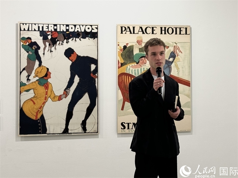 11月8日，“瑞士經(jīng)典設計展”策展人言照壁向與會嘉賓導覽。（人民網(wǎng) 謝瑩攝）