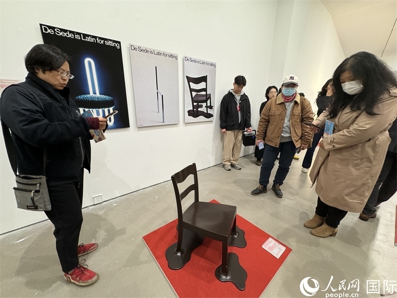 11月8日，觀眾在“瑞士經(jīng)典設計展”作品前駐足欣賞。（人民網(wǎng) 謝瑩攝） 