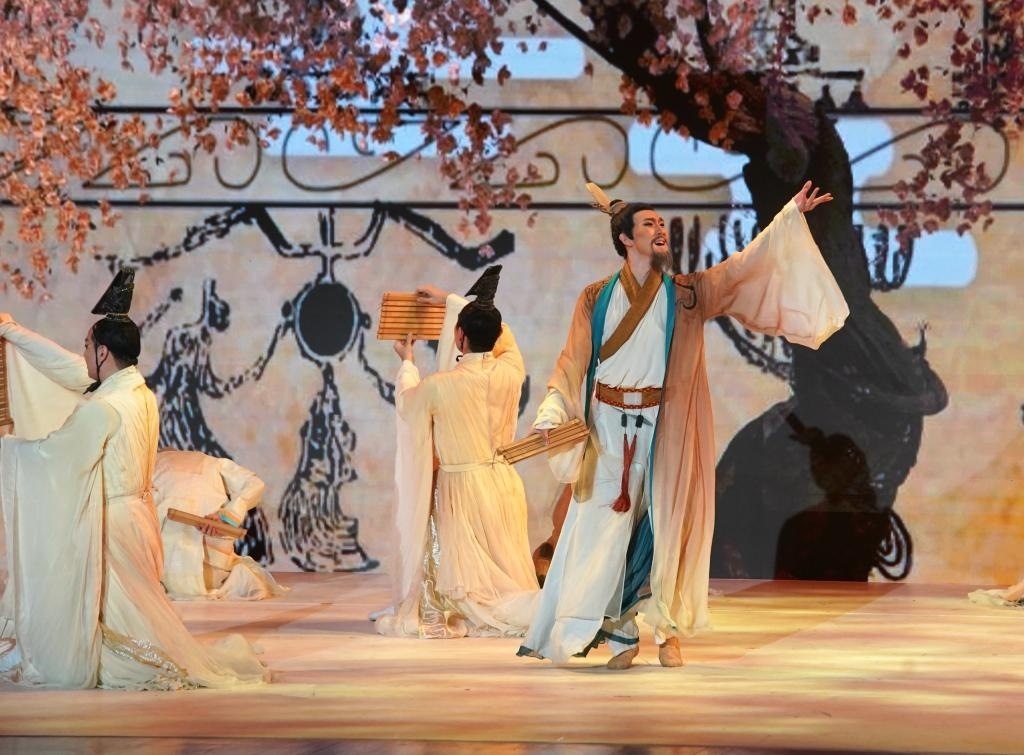 11月6日，演職人員在表演民族舞劇《孔子》片段。新華社記者 張晨霖 攝