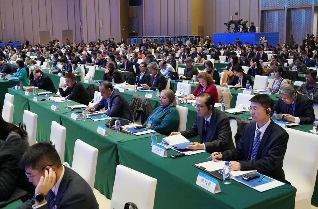 11月7日，中外嘉賓在首屆世界古典學大會開幕式現(xiàn)場聽會。新華社記者 張晨霖 攝