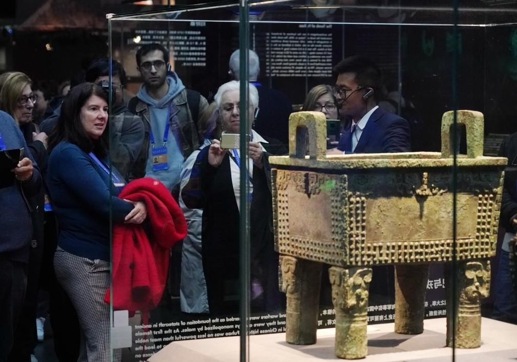 11月6日，中外嘉賓來到中國考古博物館參觀“考古與中華文明溯源展”。該展是本屆世界古典學大會推出的配套活動之一。新華社記者 張晨霖 攝