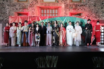 墨西哥華人婦女聯(lián)合總會木蘭藝術團的中國古代服裝表演。主辦方供圖