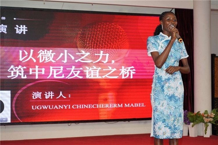 選手張佳寧演講中。尼日利亞中國(guó)文化中心供圖