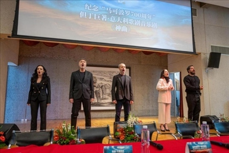 發(fā)布會(huì)現(xiàn)場(chǎng)，主創(chuàng)表演音樂(lè)劇片段。主辦方供圖