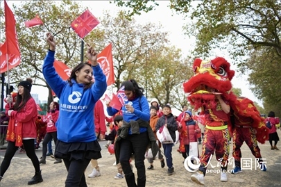 英國中國商會(huì)游行隊(duì)伍 吳若鳴攝