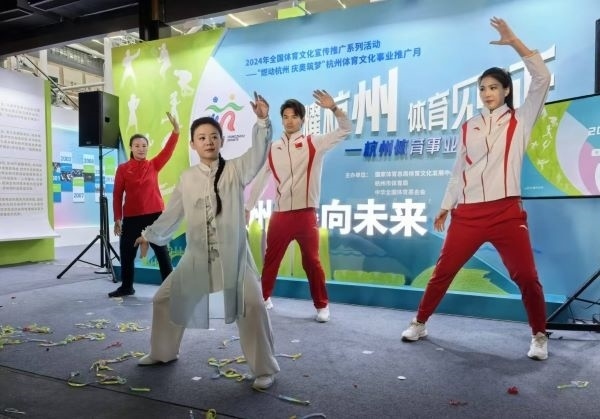 三位奧運(yùn)冠軍進(jìn)行陳式太極拳表演。 人民網(wǎng)記者 楊磊攝