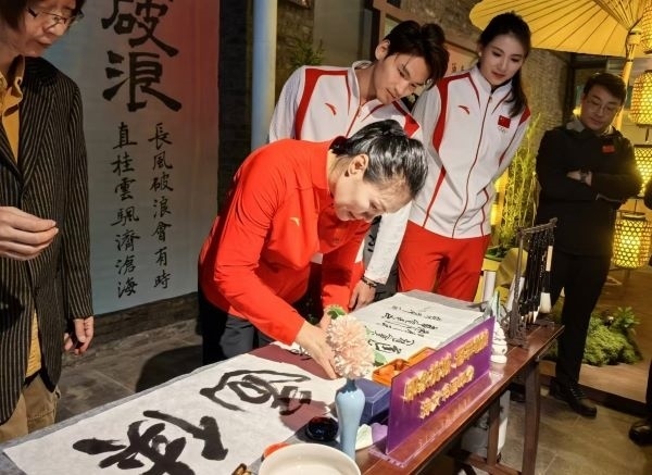奧運(yùn)冠軍體驗(yàn)書法鈐印。 人民網(wǎng)記者 楊磊攝