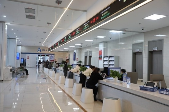 觀山湖區(qū)政務(wù)大廳窗口辦事忙。