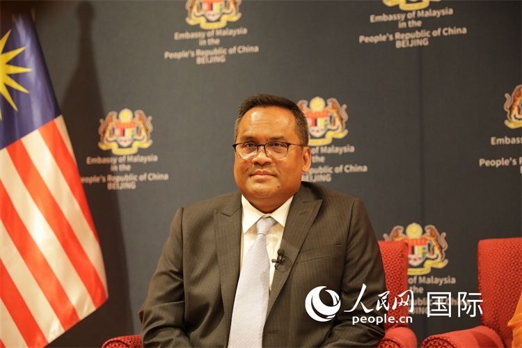 馬來(lái)西亞駐華大使諾曼在11月12日召開的記者見面會(huì)上回答記者提問。人民網(wǎng) 王婧攝
