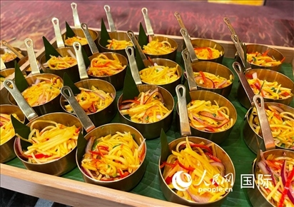 馬來(lái)西亞美食節(jié)現(xiàn)場(chǎng)準(zhǔn)備的美食。人民網(wǎng) 王婧攝