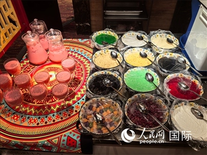 馬來(lái)西亞美食節(jié)現(xiàn)場(chǎng)準(zhǔn)備的美食。人民網(wǎng) 楊春燕攝