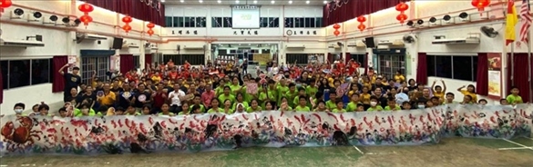 在工作坊導(dǎo)師的指導(dǎo)下，三校200余名學(xué)生共同完成了一幅長(zhǎng)達(dá)80尺的水墨畫作。主辦方供圖