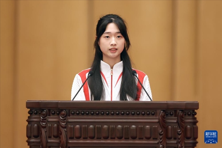 11月15日，射擊運(yùn)動(dòng)員黃雨婷在報(bào)告會(huì)上發(fā)言。新華社記者 李明 攝