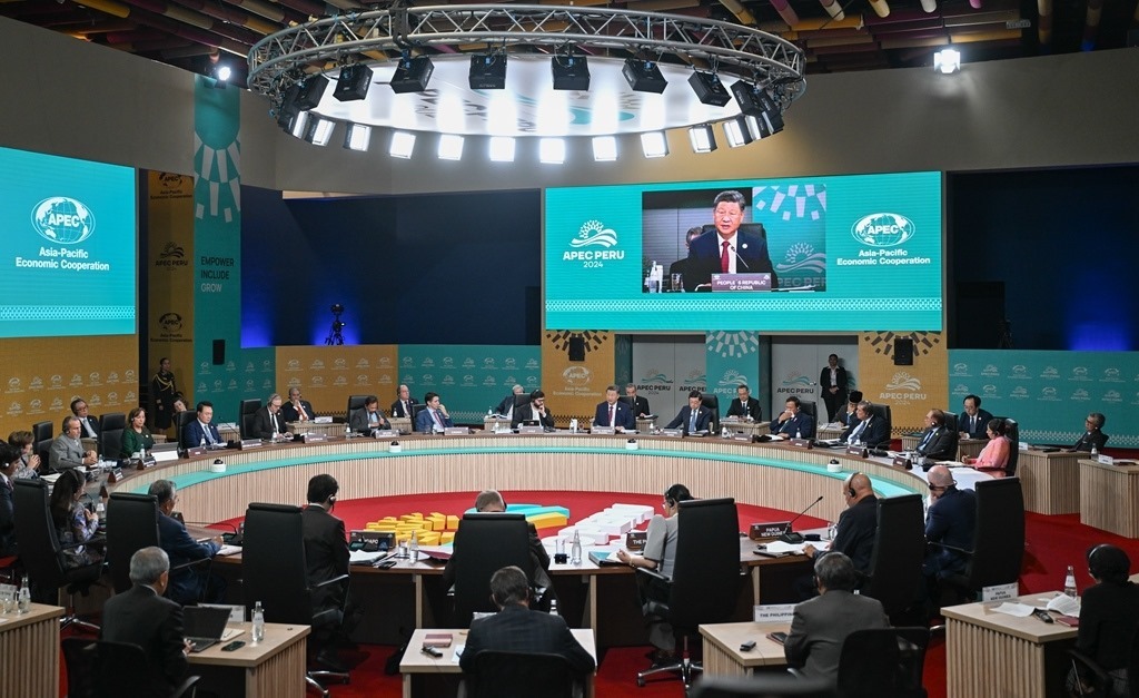 當(dāng)?shù)貢r(shí)間11月16日上午，亞太經(jīng)合組織第三十一次領(lǐng)導(dǎo)人非正式會(huì)議在秘魯利馬會(huì)議中心舉行。國(guó)家主席習(xí)近平出席會(huì)議并發(fā)表題為《共擔(dān)時(shí)代責(zé)任 共促亞太發(fā)展》的重要講話。新華社記者 謝環(huán)馳 攝