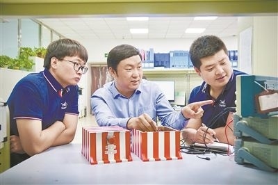 中北大學極端環(huán)境特種傳感與測試創(chuàng)新研究團隊成員正在圍繞近期發(fā)射任務進行產(chǎn)品研發(fā)。受訪單位供圖