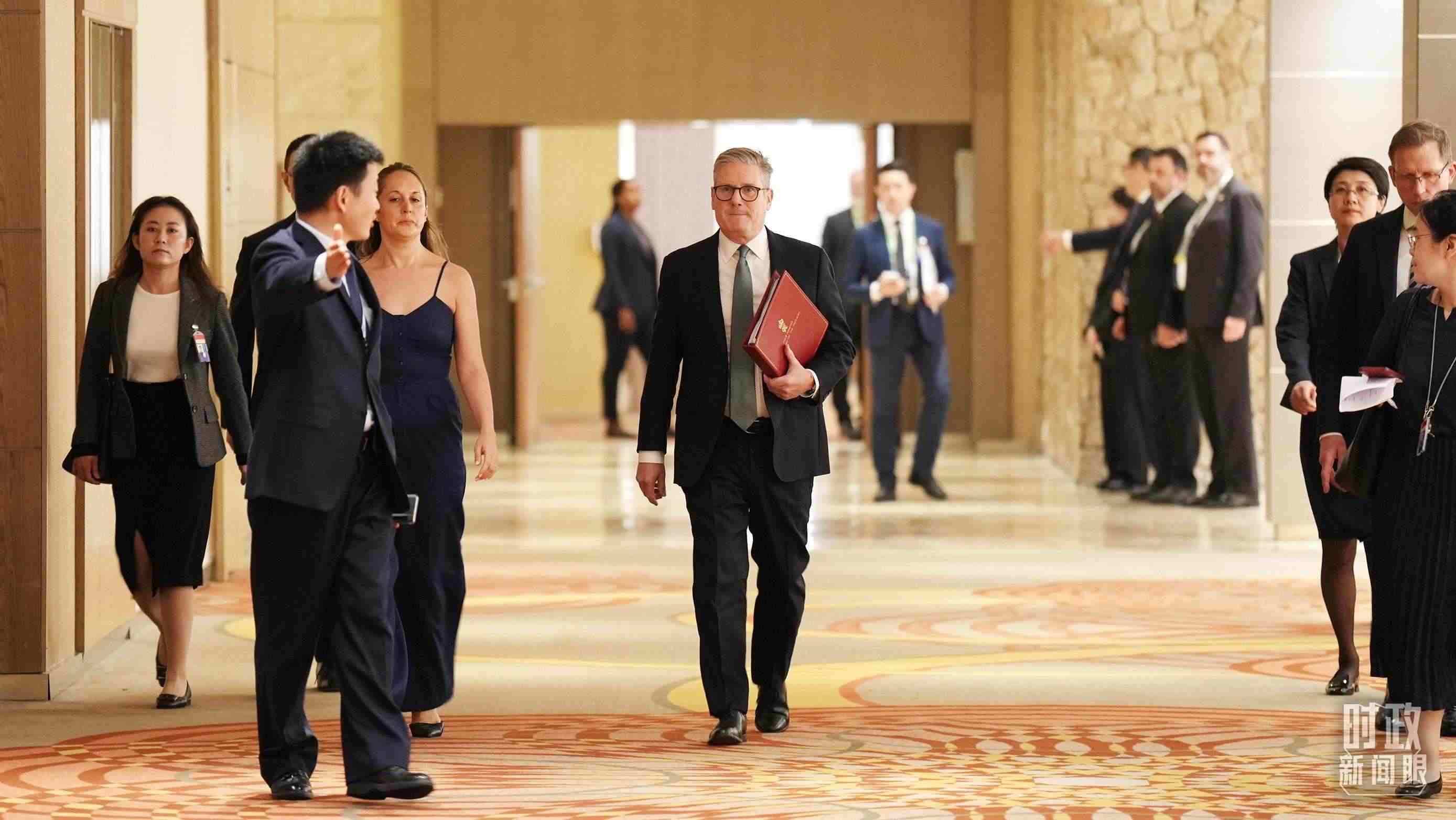 △英國(guó)首相斯塔默抵達(dá)會(huì)見(jiàn)現(xiàn)場(chǎng)。（總臺(tái)記者李晉拍攝）